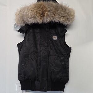 TRIPLE FAT GOOSE Black Vest with COYOTE Fur Trim Size XS